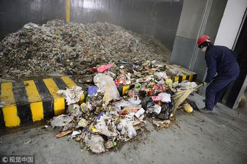 1月11日,呼和浩特,工人在卸货区清理生活垃圾  图源:视觉中国据悉