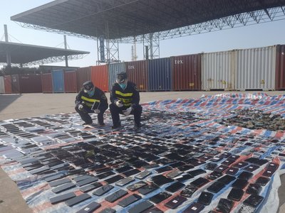 上海外高桥港区海关查获电子用品洋垃圾7.5吨。(邵媛 摄)
